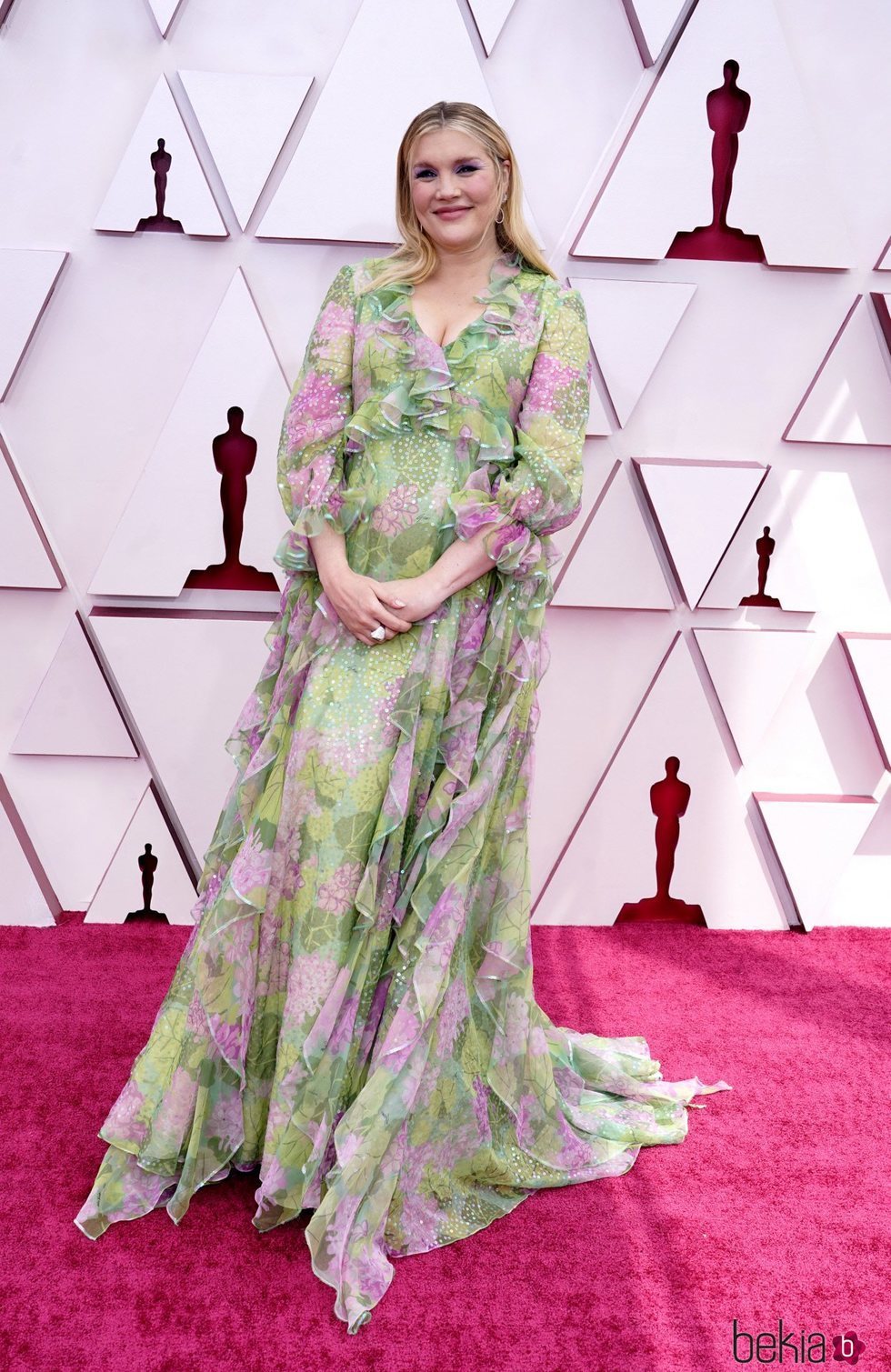 Emerald Fennell en la alfombra roja de los Premios Oscar 2021