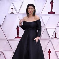 Laura Pausini en la alfombra roja de los Premios Oscar 2021