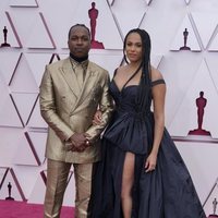 Leslie Odom Jr. y Nicolette Robinson en la alfombra roja de los Premios Oscar 2021