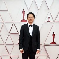 Steven Yeun en la alfombra roja de los Premios Oscar 2021