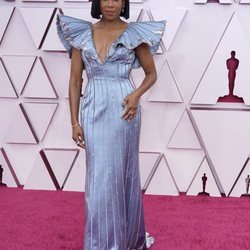 Regina King en la alfombra roja de los Premios Oscar 2021