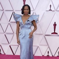 Regina King en la alfombra roja de los Premios Oscar 2021