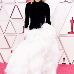 Laura Dern en la alfombra roja de los Premios Oscar 2021