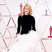 Laura Dern en la alfombra roja de los Premios Oscar 2021