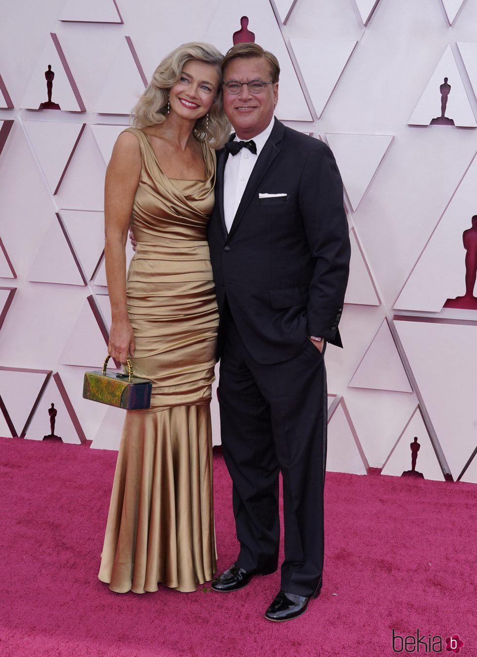 Paulina Porizkova y Aaron Sorkin en la alfombra roja de los Premios Oscar 2021