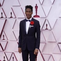 Jon Batiste en la alfombra roja de los Premios Oscar 2021