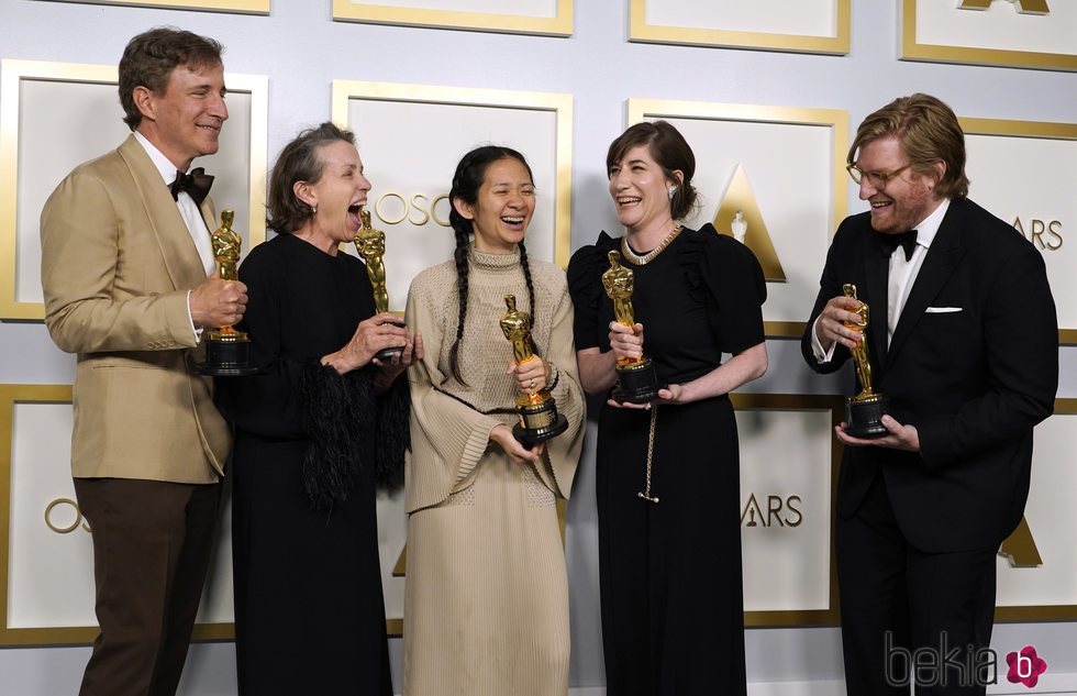 Peter Spears, Frances McDormand, Chloé Zhao, Mollye Asher y Dan Janvey con su Oscar 2021 por 'Nomaland'