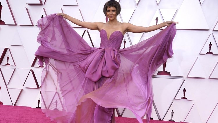 Halle Berry, espectacular en la alfombra roja de los Premios Oscar 2021