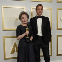 Brad Pitt y Youn Yuh-jung en los Oscars 2021