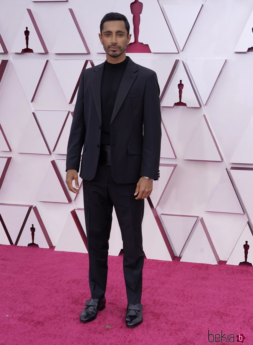 Riz Ahmed en la alfombra roja de los Premios Oscar 2021