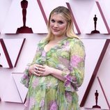 Emerald Fennell presume de embarazo en la alfombra roja de los Premios Oscar 2021