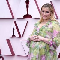 Emerald Fennell presume de embarazo en la alfombra roja de los Premios Oscar 2021