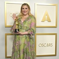 Emerald Fennell con su Oscar a Mejor Guion Original en los Oscars 2021