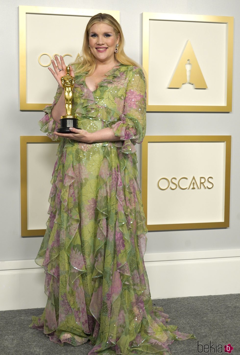 Emerald Fennell con su Oscar a Mejor Guion Original en los Oscars 2021