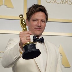 Thomas Vinterberg con su Oscar 2021 por 'Otra ronda'