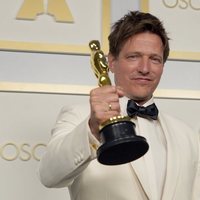 Thomas Vinterberg con su Oscar 2021 por 'Otra ronda'