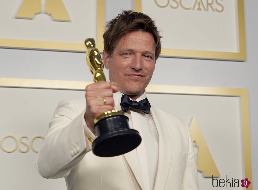 Thomas Vinterberg con su Oscar 2021 por 'Otra ronda'