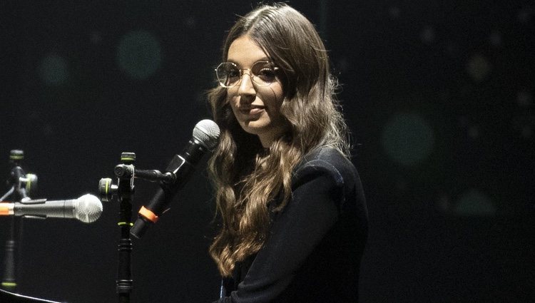 Ana Guerra, al piano en el concierto Únicas de Cadena Dial