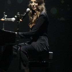 Ana Guerra, al piano en el concierto Únicas de Cadena Dial