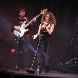 Rosario Flores dándolo todo en el concierto Únicas de Cadena Dial