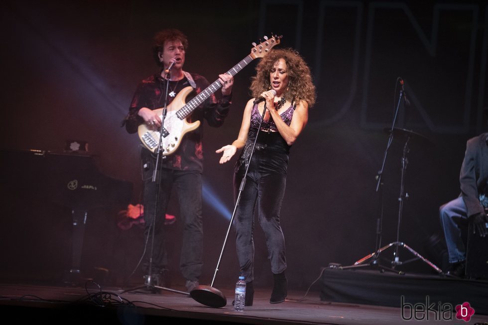 Rosario Flores dándolo todo en el concierto Únicas de Cadena Dial