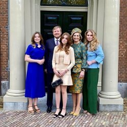 Guillermo Alejandro y Máxima de Holanda con sus hijas Amalia, Alexia y Ariane al comienzo de los actos del Día del Rey 2021