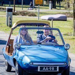 Guillermo Alejandro de Holanda y Amalia de Holanda en su DAF Kini en el Día del Rey 2021