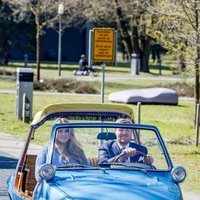 Guillermo Alejandro de Holanda y Amalia de Holanda en su DAF Kini en el Día del Rey 2021