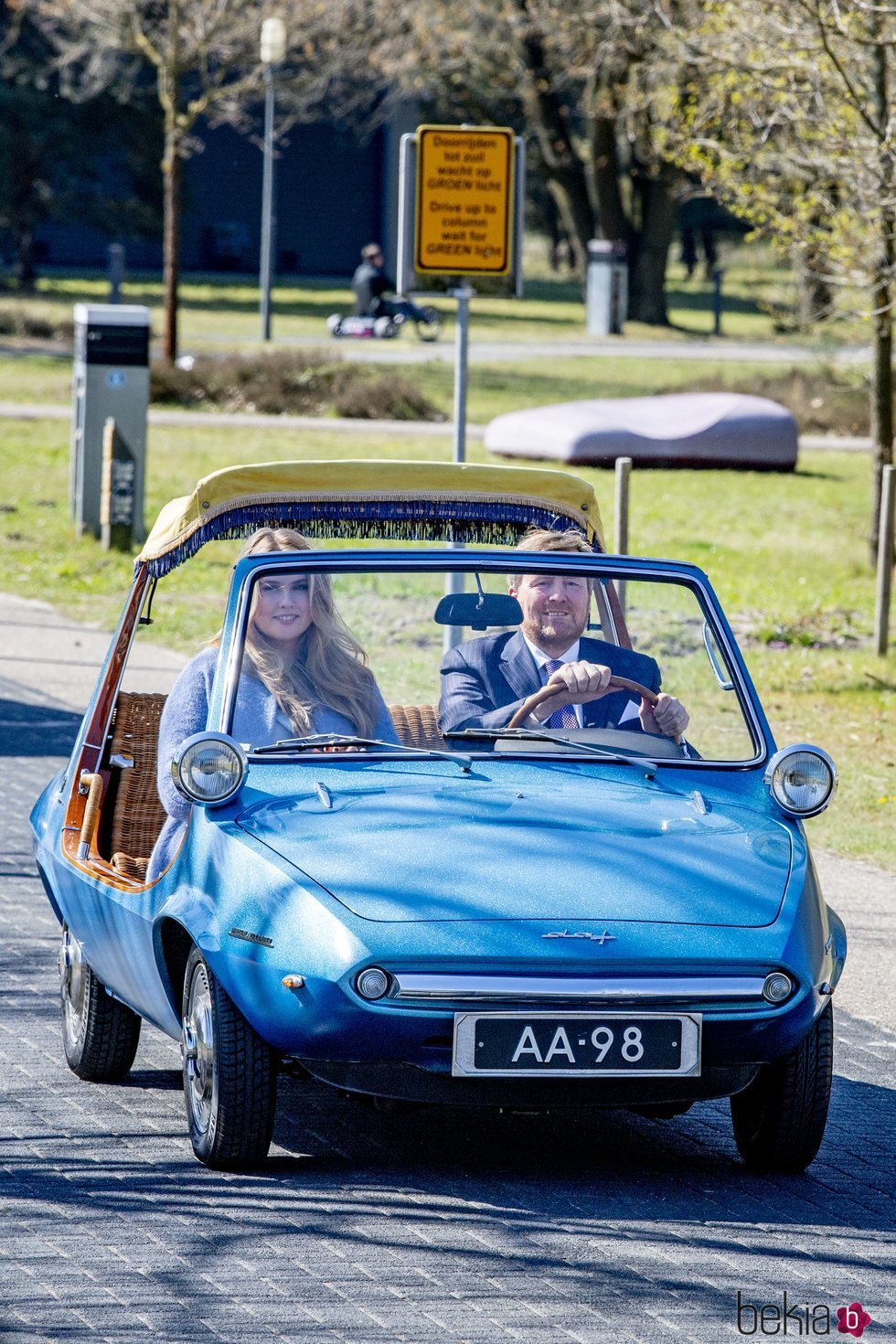 Guillermo Alejandro de Holanda y Amalia de Holanda en su DAF Kini en el Día del Rey 2021