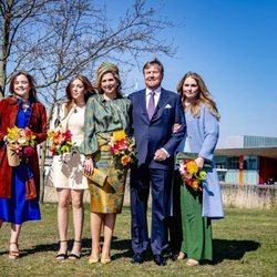 Guillermo Alejandro y Máxima de Holanda con sus hijas Amalia, Alexia y Ariane en el Día del Rey 2021