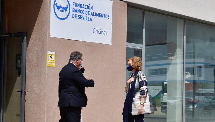 La Reina Sofía, recibida en el Banco de Alimentos de Sevilla