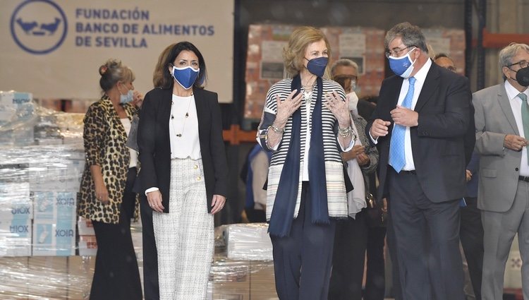 La Reina Sofía durante su visita al Banco de Alimentos de Sevilla