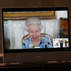 La Reina Isabel en su primer acto tras el funeral del Duque de Edimburgo