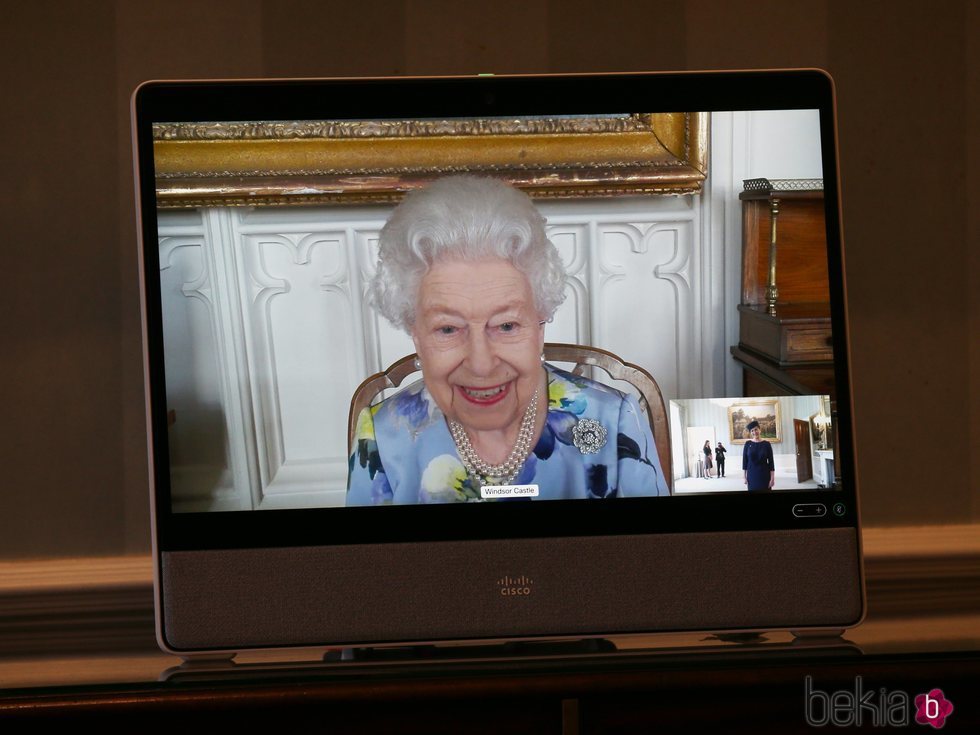 La Reina Isabel en su primer acto tras el funeral del Duque de Edimburgo