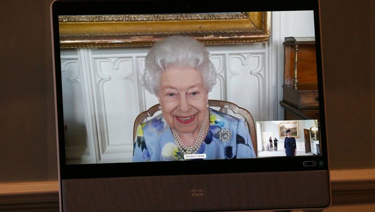 La Reina Isabel en su primer acto tras el funeral del Duque de Edimburgo