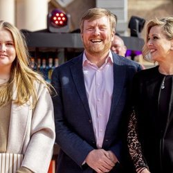 Guillermo Alejandro y Máxima de Holanda y Amalia de Holanda en el concierto del Día del Rey 2021