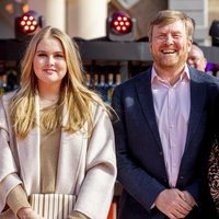 Guillermo Alejandro y Máxima de Holanda y Amalia de Holanda en el concierto del Día del Rey 2021