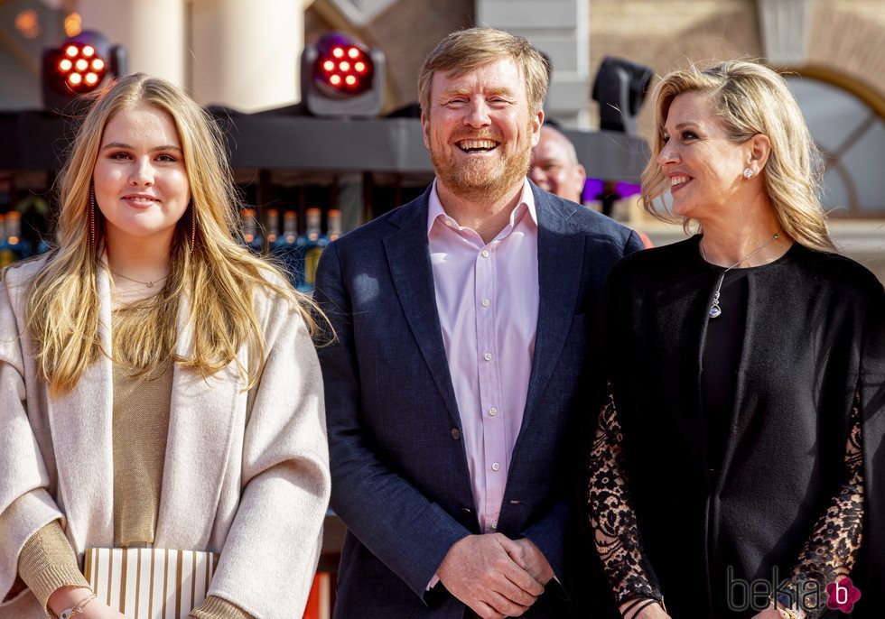 Guillermo Alejandro y Máxima de Holanda y Amalia de Holanda en el concierto del Día del Rey 2021