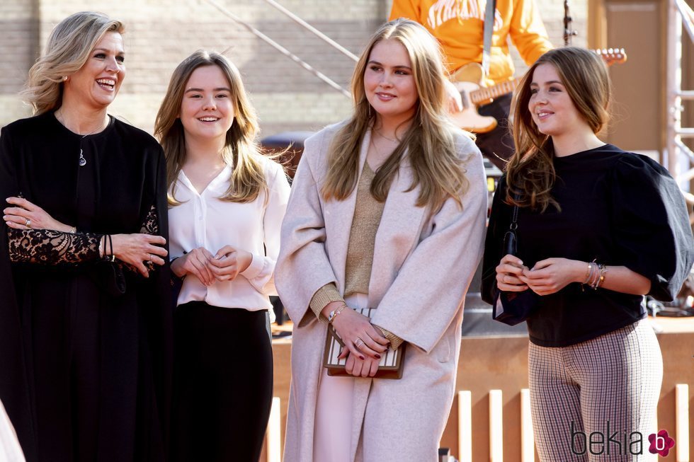 Máxima de Holanda con sus hijas Amalia, Alexia y Ariane de Holanda en el concierto del Día del Rey 2021