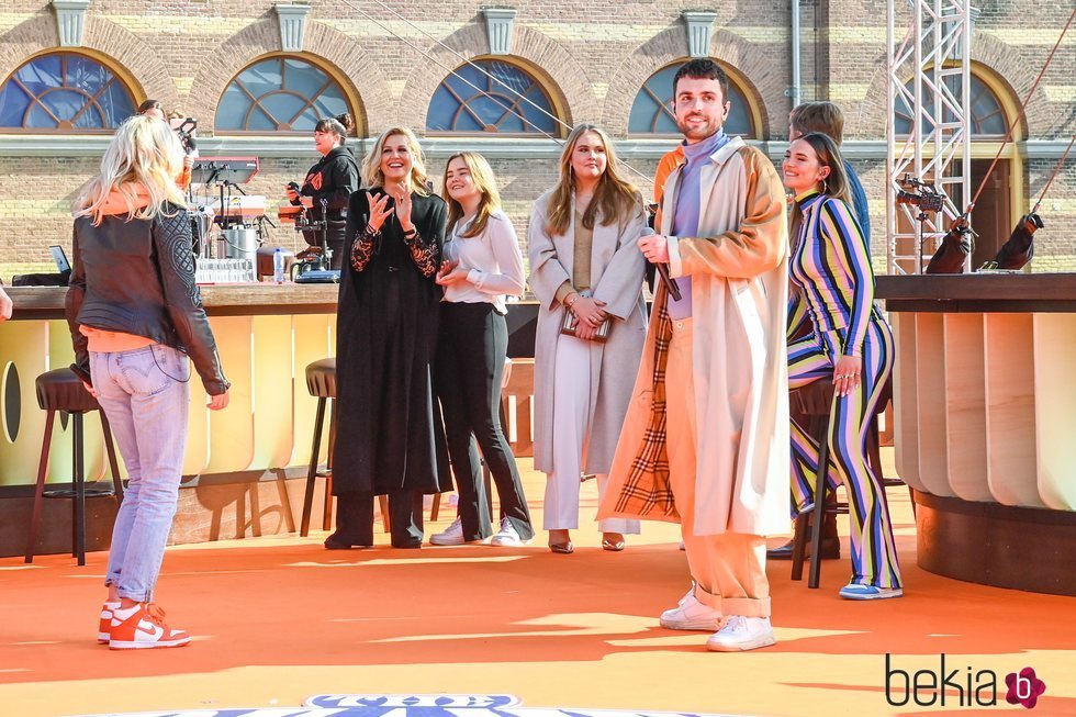 Máxima de Holanda, Amalia de Holanda y Ariane de Holanda con Duncan Laurence en el concierto del Día del Rey 2021