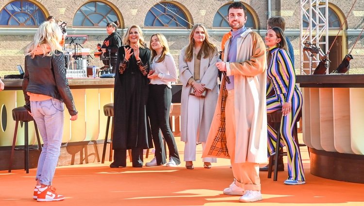 Máxima de Holanda, Amalia de Holanda y Ariane de Holanda con Duncan Laurence en el concierto del Día del Rey 2021