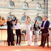 Máxima de Holanda y sus hijas Amalia, Alexia y Ariane de Holanda aclaman a Guillermo Alejandro de Holanda en el concierto del Día del Rey 2021