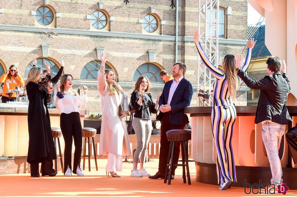 Máxima de Holanda y sus hijas Amalia, Alexia y Ariane de Holanda aclaman a Guillermo Alejandro de Holanda en el concierto del Día del Rey 2021