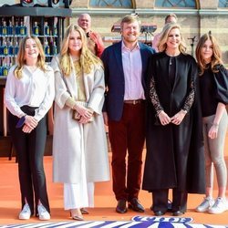 Guillermo Alejandro y Máxima de Holanda con sus hijas Amalia, Alexia y Ariane de Holanda en el concierto del Día del Rey 2021