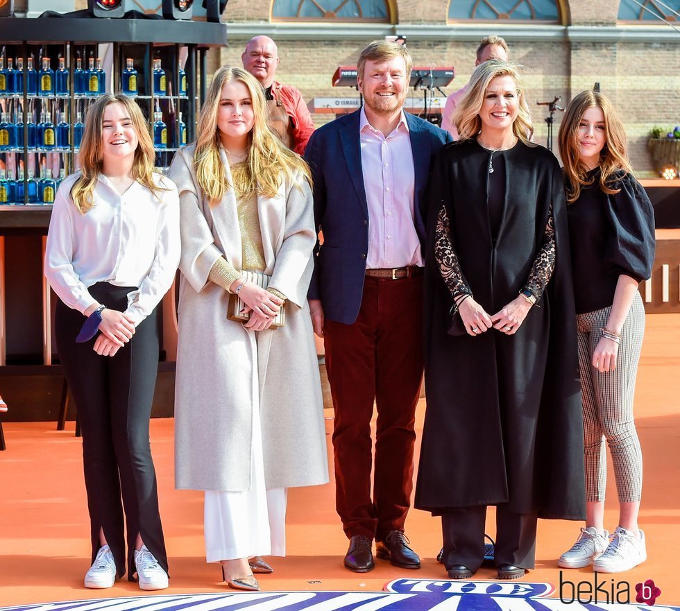 Guillermo Alejandro y Máxima de Holanda con sus hijas Amalia, Alexia y Ariane de Holanda en el concierto del Día del Rey 2021