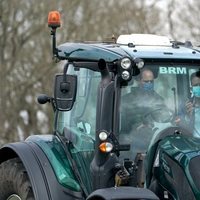 El Príncipe Guillermo conduciendo un tractor