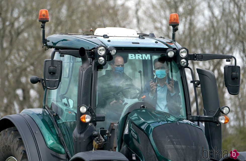 El Príncipe Guillermo conduciendo un tractor