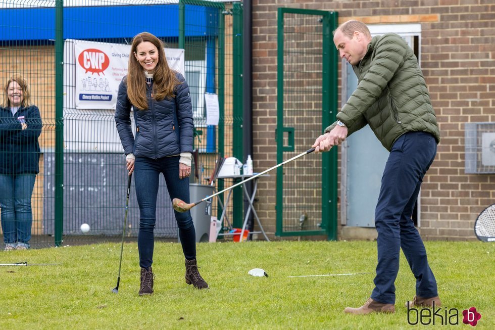 El Príncipe Guillermo y Kate Middleton jugando al golf en Durham