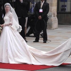 Kate Middleton vestida de novia a su llegada a su boda con el Príncipe Guillermo