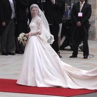 Kate Middleton vestida de novia a su llegada a su boda con el Príncipe Guillermo